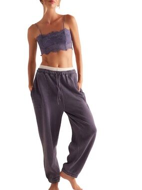 FP Intimately Slow It Down
Jogger Free People nwt, sz m color-peacoat -rare!